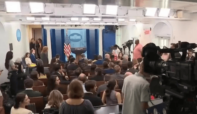 美国人心服口服，特朗普终于“认输”，中方大人物赴美，信号特殊