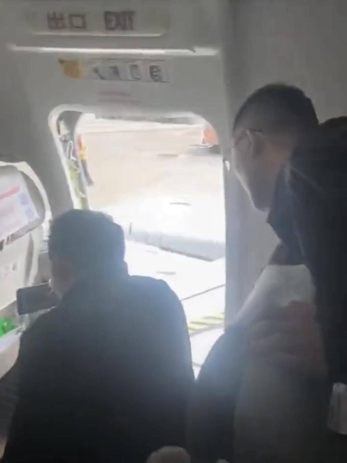东航一客机应急出口被打开！机场回应：涉事乘客已被警方带走