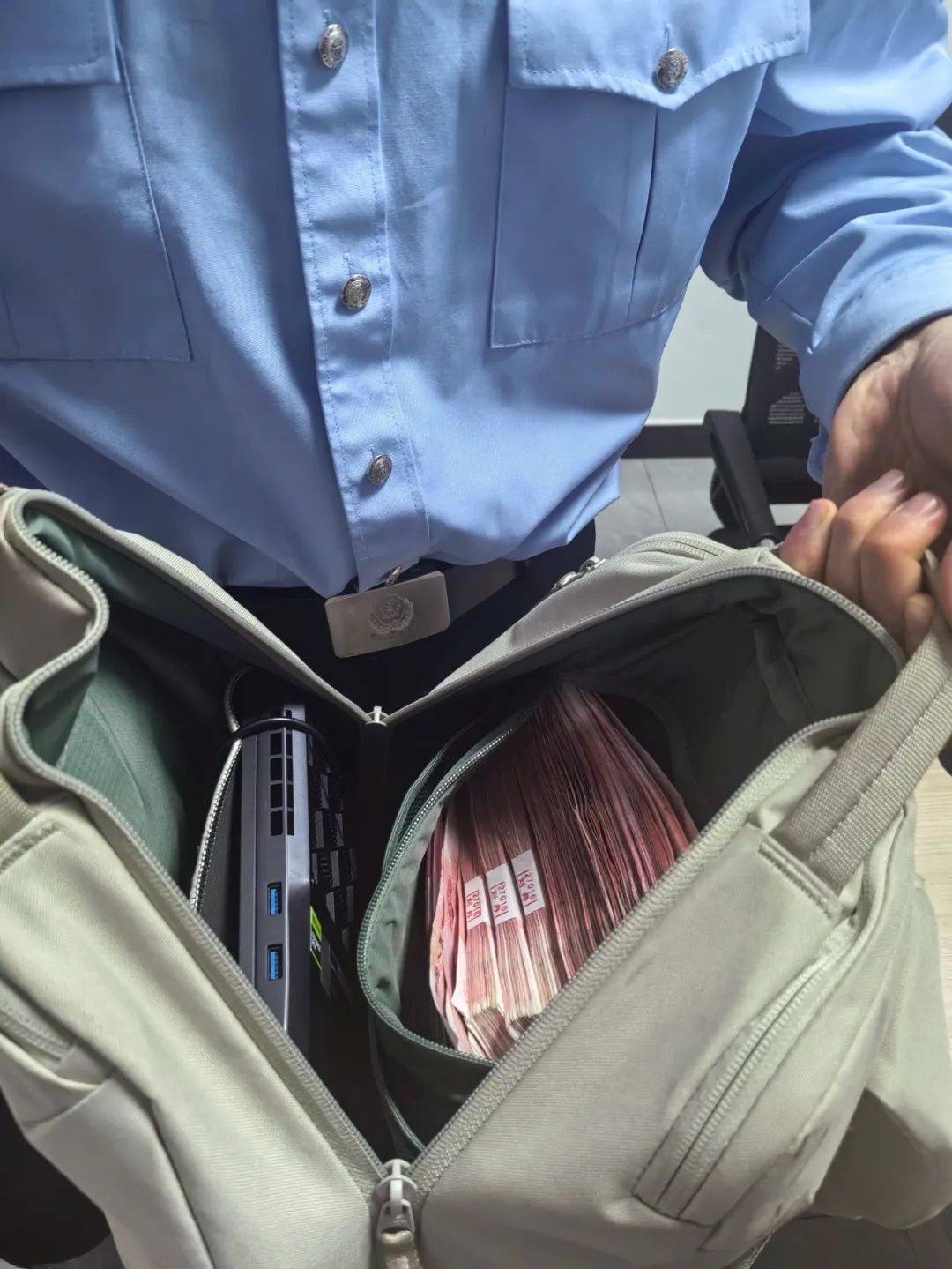 男子为了“寻刺激”，取现5万多元！关键时刻，妻子打来电话…