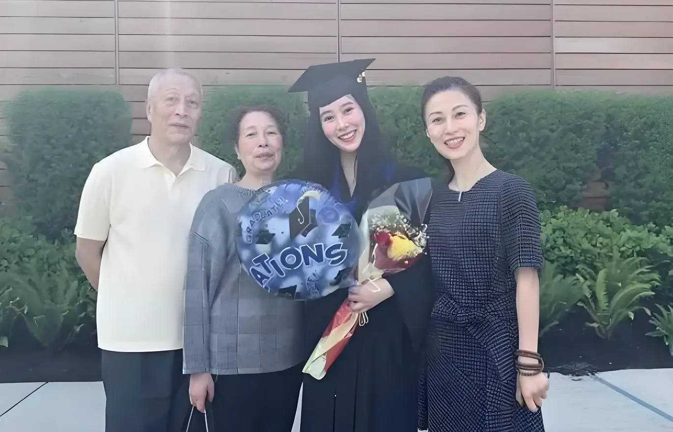 娱乐圈星二代阵容上新：黄多多演电影小S二女儿凭美貌成功出圈