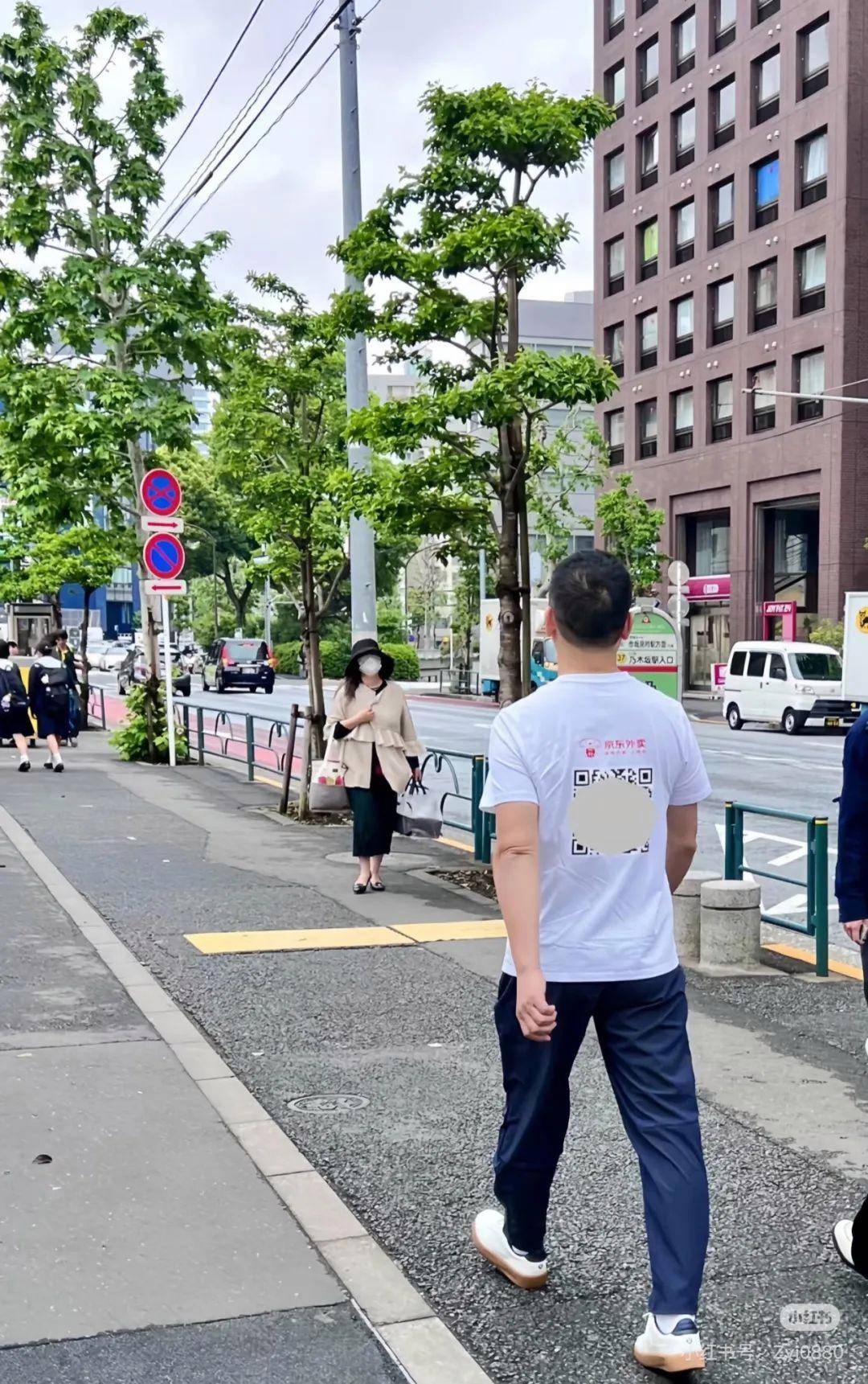 刘强东现身日本街头：穿猪猪侠T恤，背后还有京东外卖的二维码