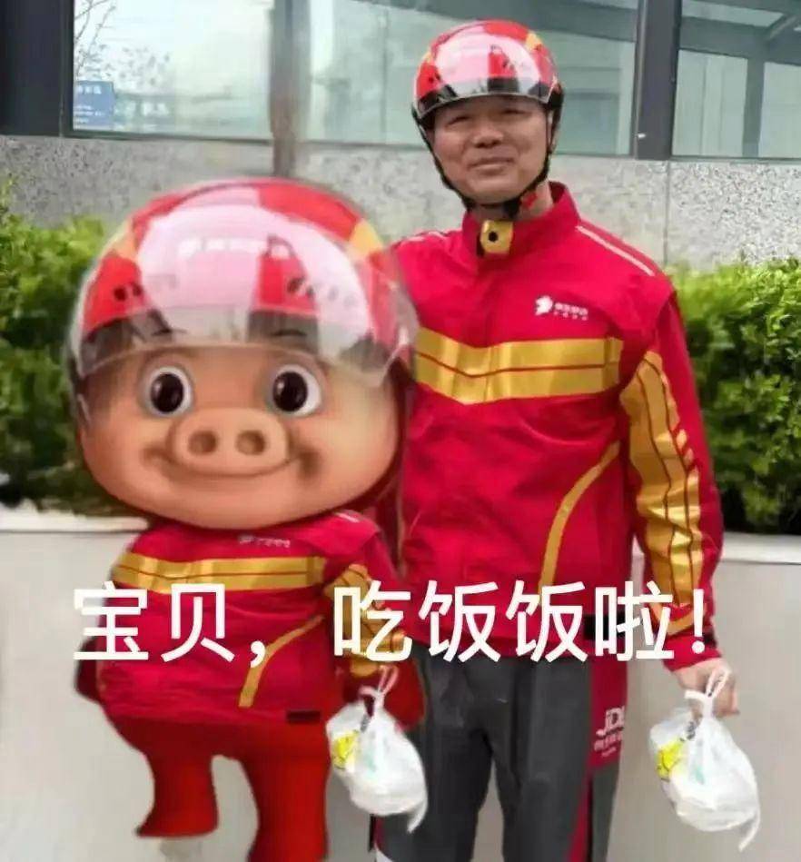 刘强东现身日本街头：穿猪猪侠T恤，背后还有京东外卖的二维码
