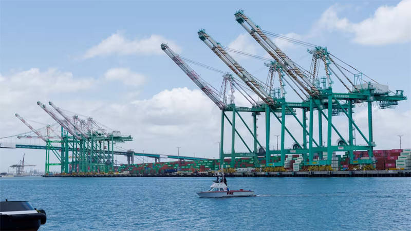 特朗普拟对中国起重机加征100%关税，美国业内反对：美国这行上世纪80年代就黄了