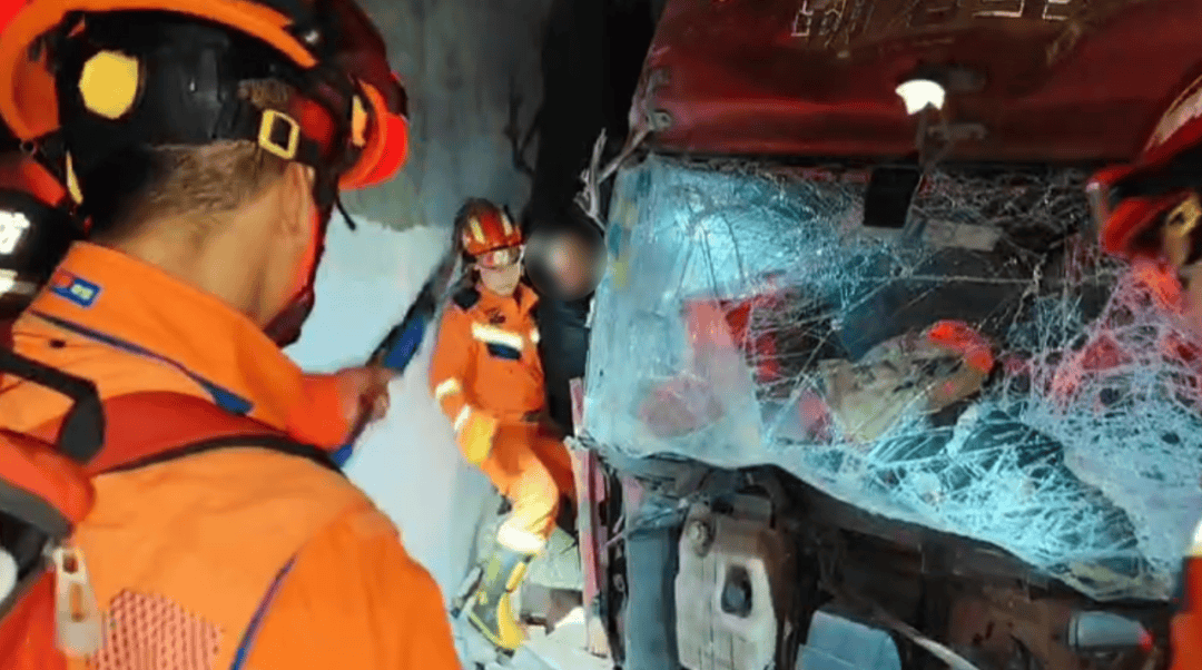 痛心！广东一路段突发交通事故，已致2死2伤！