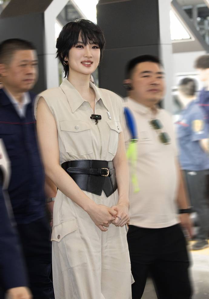 姚安娜“520”戴工牌到车间工厂打工,变身“质检员”