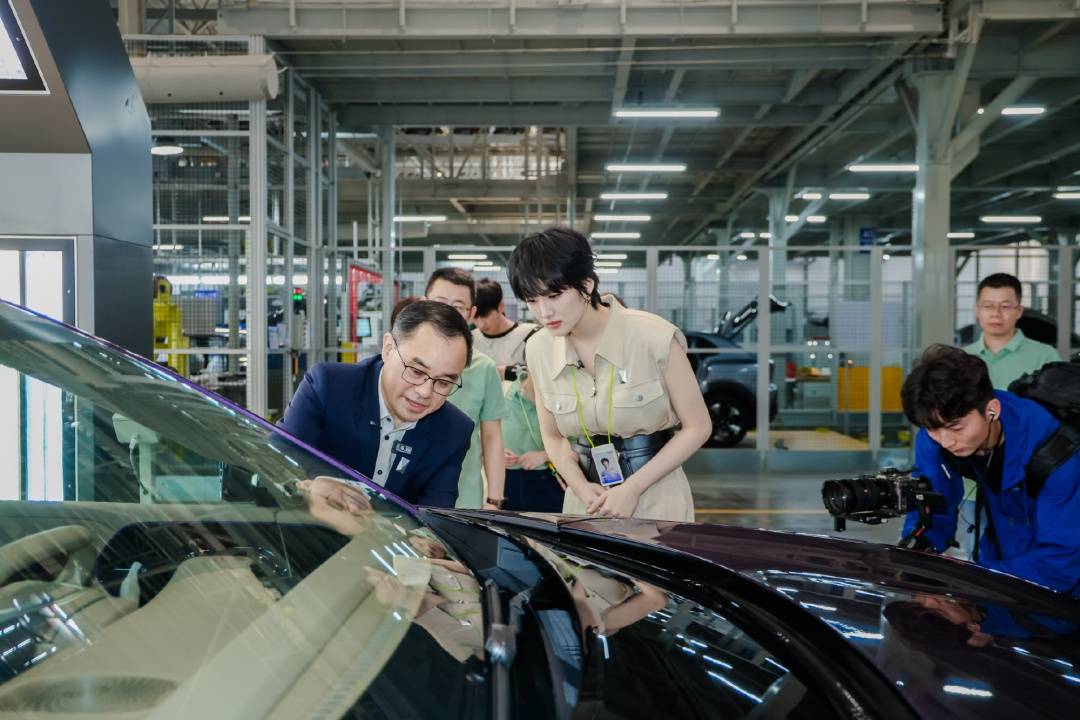 姚安娜“520”戴工牌到车间工厂打工,变身“质检员”