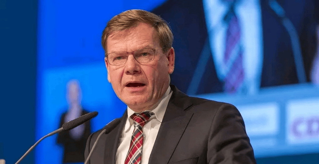 德国外长敦促中方，对俄乌冲突“负责”，王毅外长8字回应意味深长！