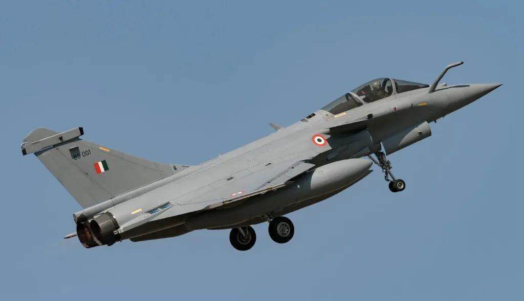 央视爆料空战实现“A锁B射C导”，印巴空战巴军高效展现