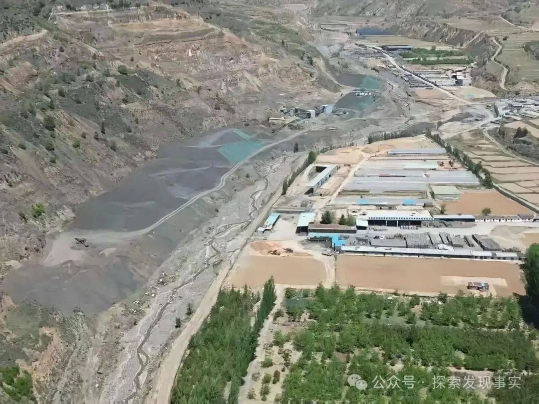 忻州繁峙县繁城镇东魏村北，砖厂的无序发展成了生态环境的“杀手”，不仅污染河道，还肆意占用耕地。