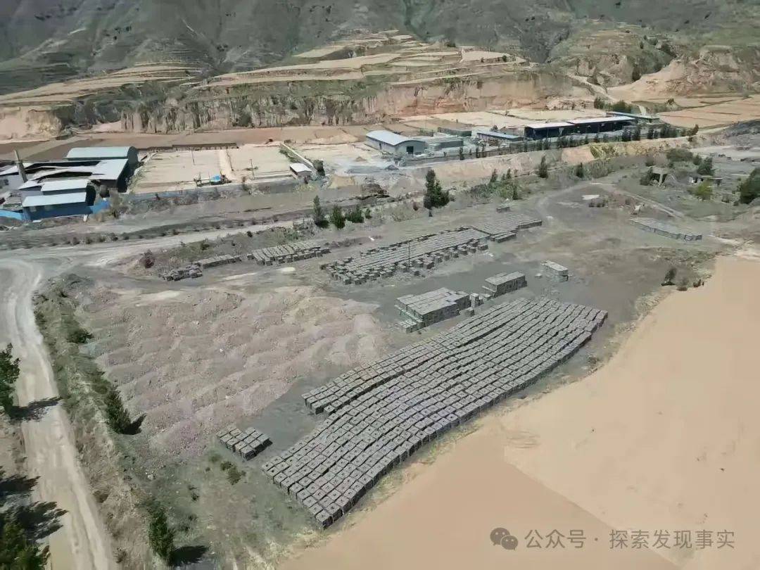 忻州繁峙县繁城镇东魏村北，砖厂的无序发展成了生态环境的“杀手”，不仅污染河道，还肆意占用耕地。