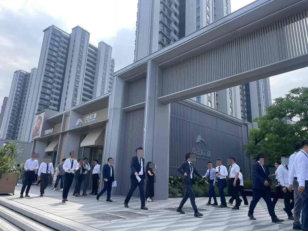 “感觉青春喂了狗，亏了150万！” 中海南京三楼盘六折抛售，老业主堵门防中介看房