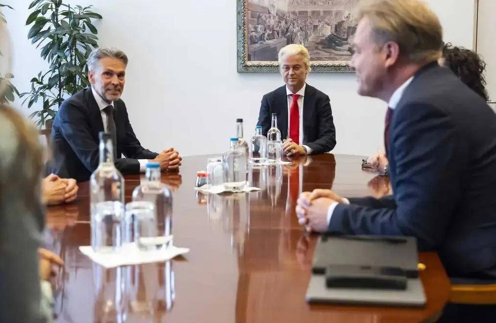 政坛突变！荷兰政府一夜垮台，首相开完会就闹辞职，对华承诺还能兑现吗？