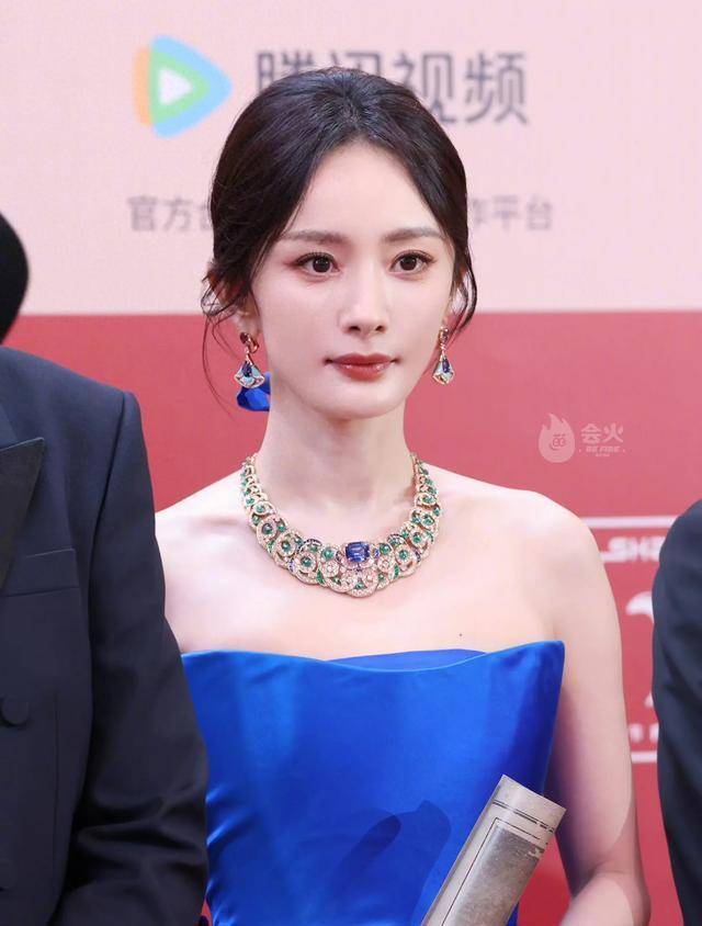 章子怡剪开领口杨幂穿蓝裙抢风头？女明星为博出位真的很拼！
