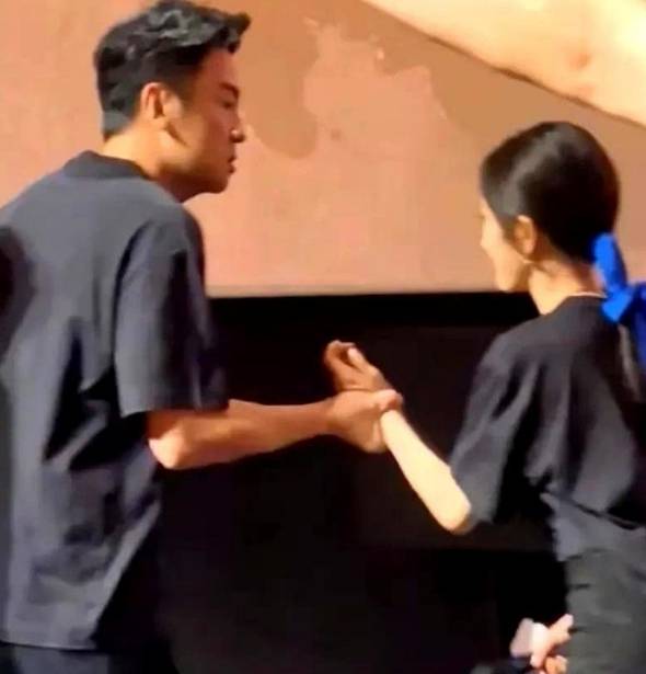 章子怡剪开领口杨幂穿蓝裙抢风头？女明星为博出位真的很拼！