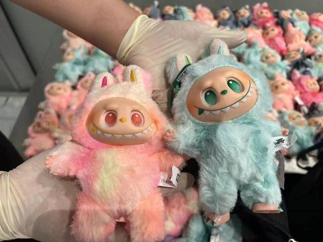 北京两大机场在出境旅客行李中查获大量假“LABUBU”