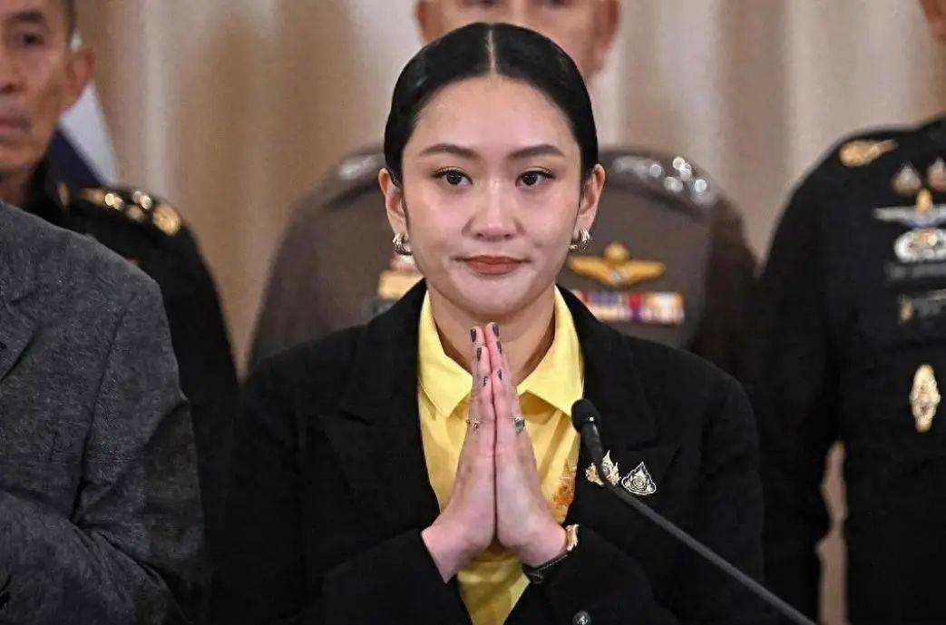 中方早好言相劝，泰国王被请出山，佩通坦不肯停职，民调狂跌21%