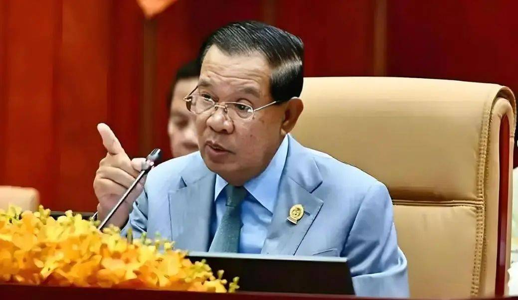 中方早好言相劝，泰国王被请出山，佩通坦不肯停职，民调狂跌21%