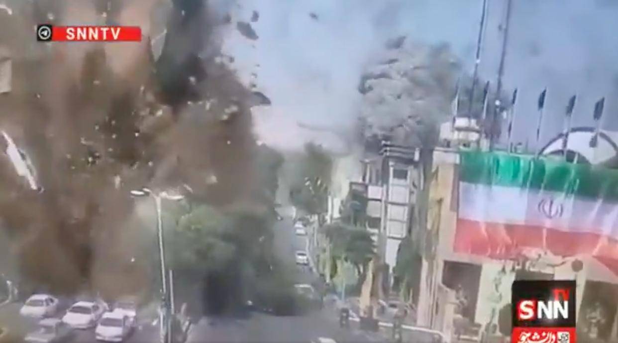 画面曝光！伊媒公开以军袭击德黑兰圣城广场视频，“多辆汽车被炸飞至空中”
