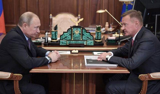 刚任职一年多就被免职，俄交通部长举枪自杀，因辜负普京的信任？