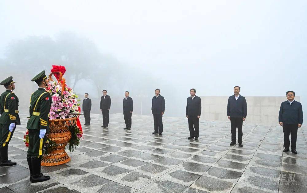 习近平在山西阳泉市向抗战烈士敬献花篮并参观百团大战纪念馆