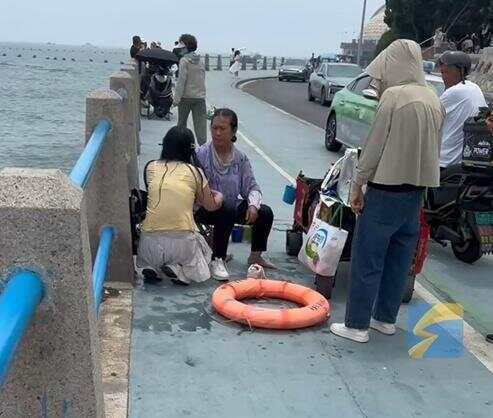 青岛58岁卖玉米大姨回应跳海救人 坦言哪怕以命换命，因为她还年轻！