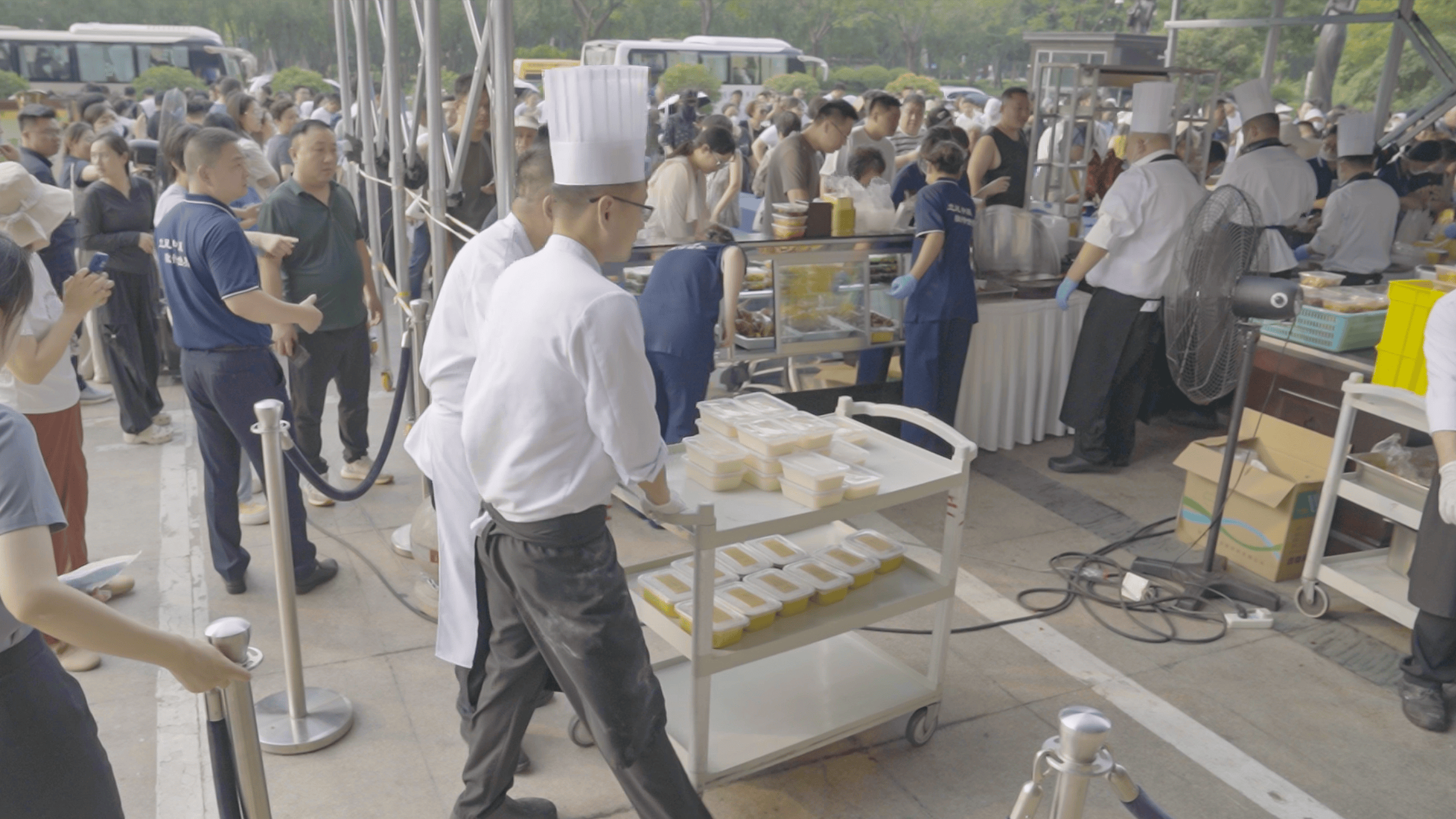 五星酒店摆地摊自救：日赚6万元，“我们不觉得掉价，被动永远等不来惊喜”