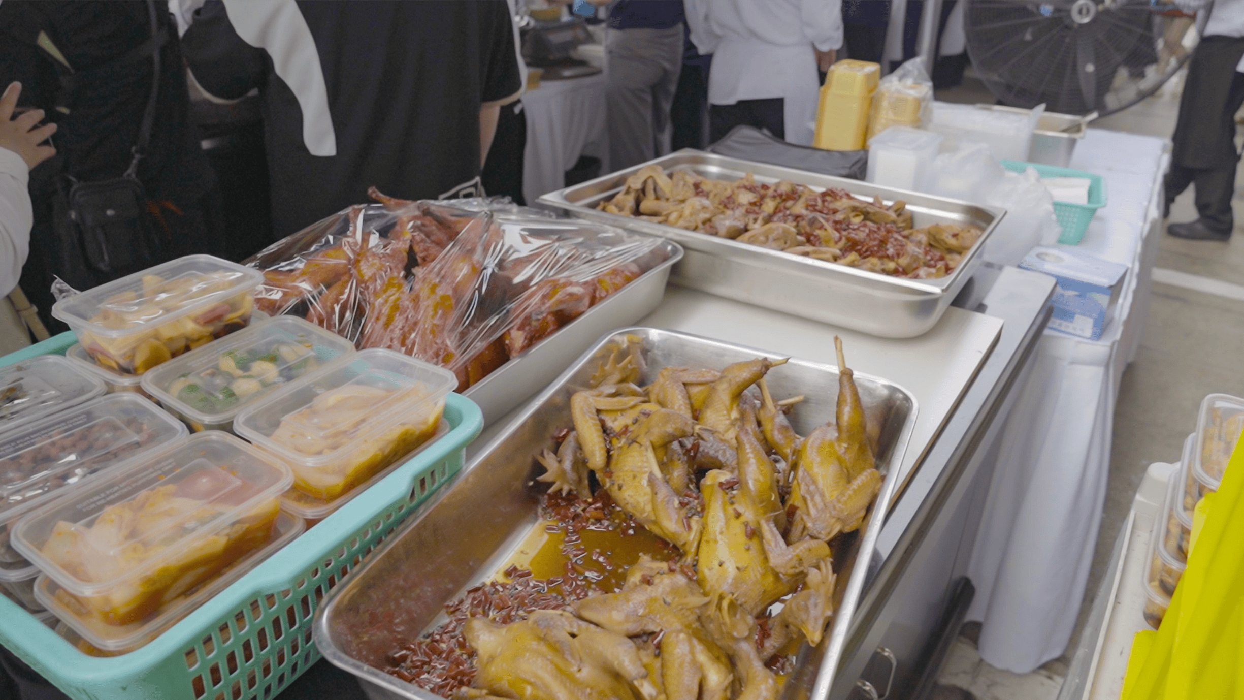 五星酒店摆地摊自救：日赚6万元，“我们不觉得掉价，被动永远等不来惊喜”