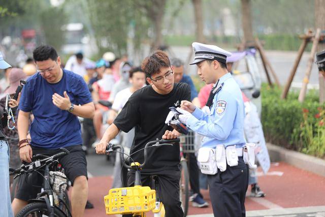 积水潭桥下，多名非机动车骑行人挨罚