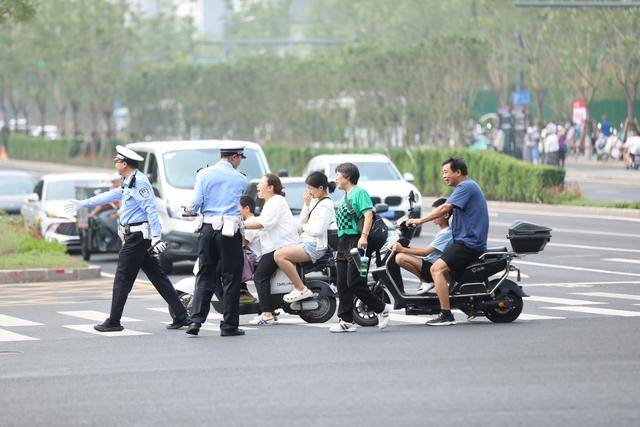 积水潭桥下，多名非机动车骑行人挨罚