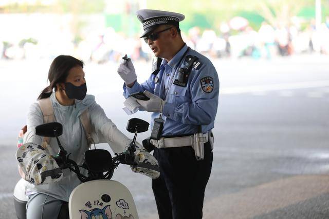 积水潭桥下，多名非机动车骑行人挨罚