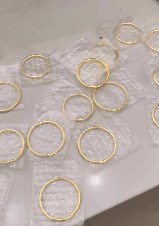 广西女子垃圾堆捡一堆黄金手镯，失主：价值近40万，员工误当垃圾丢弃