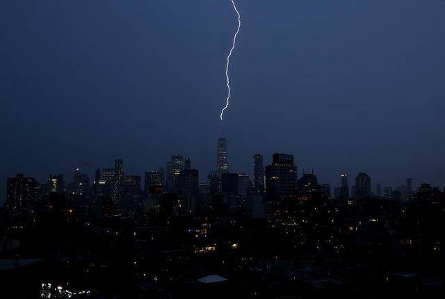 美国纽约地区遭暴雨袭击，造成至少两人死亡