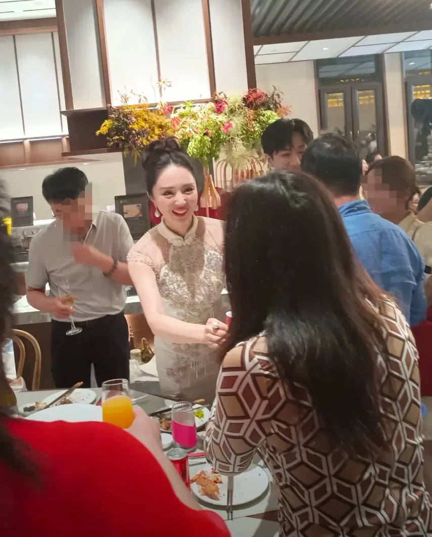 董璇张维伊婚宴照疑曝光 女方穿白色旗袍一脸灿笑