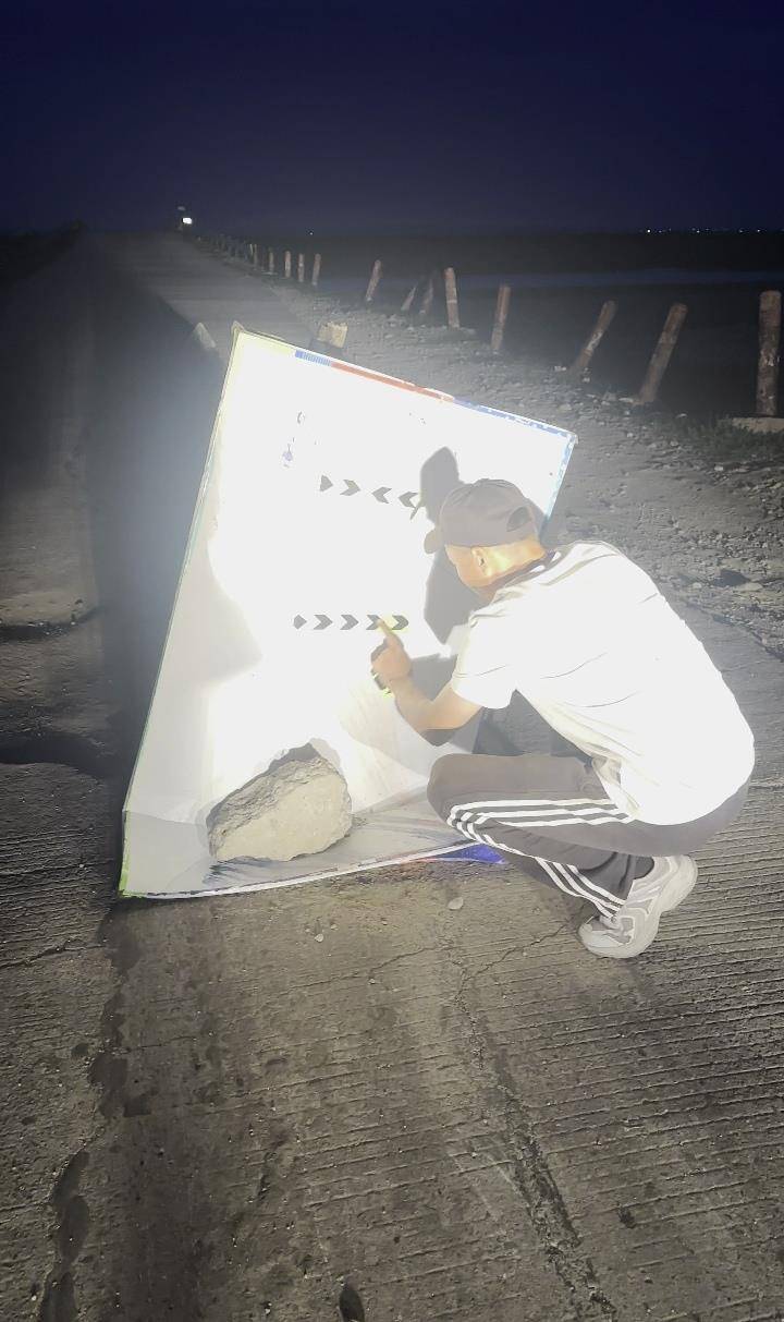 夜晚开车遇大坑，内蒙古一对夫妻往返20余公里布置“警示牌”