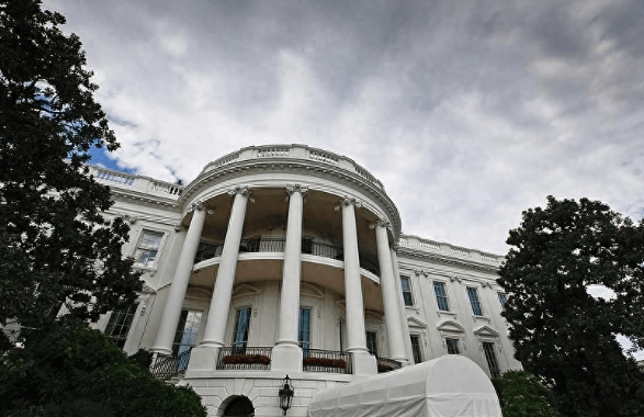 特朗普新关税正式生效，引起一片质疑和反对，对我国态度变了