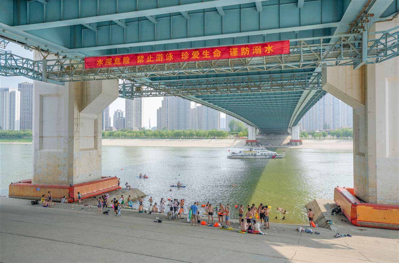 武汉多部门联合行动并提醒市民：远离两江通航水域，莫让消暑变险情