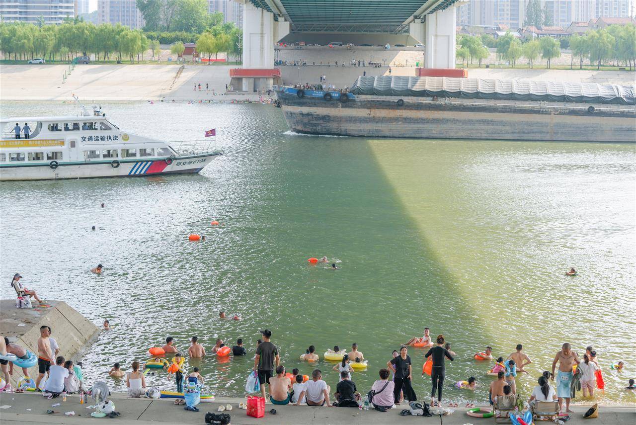 武汉多部门联合行动并提醒市民：远离两江通航水域，莫让消暑变险情