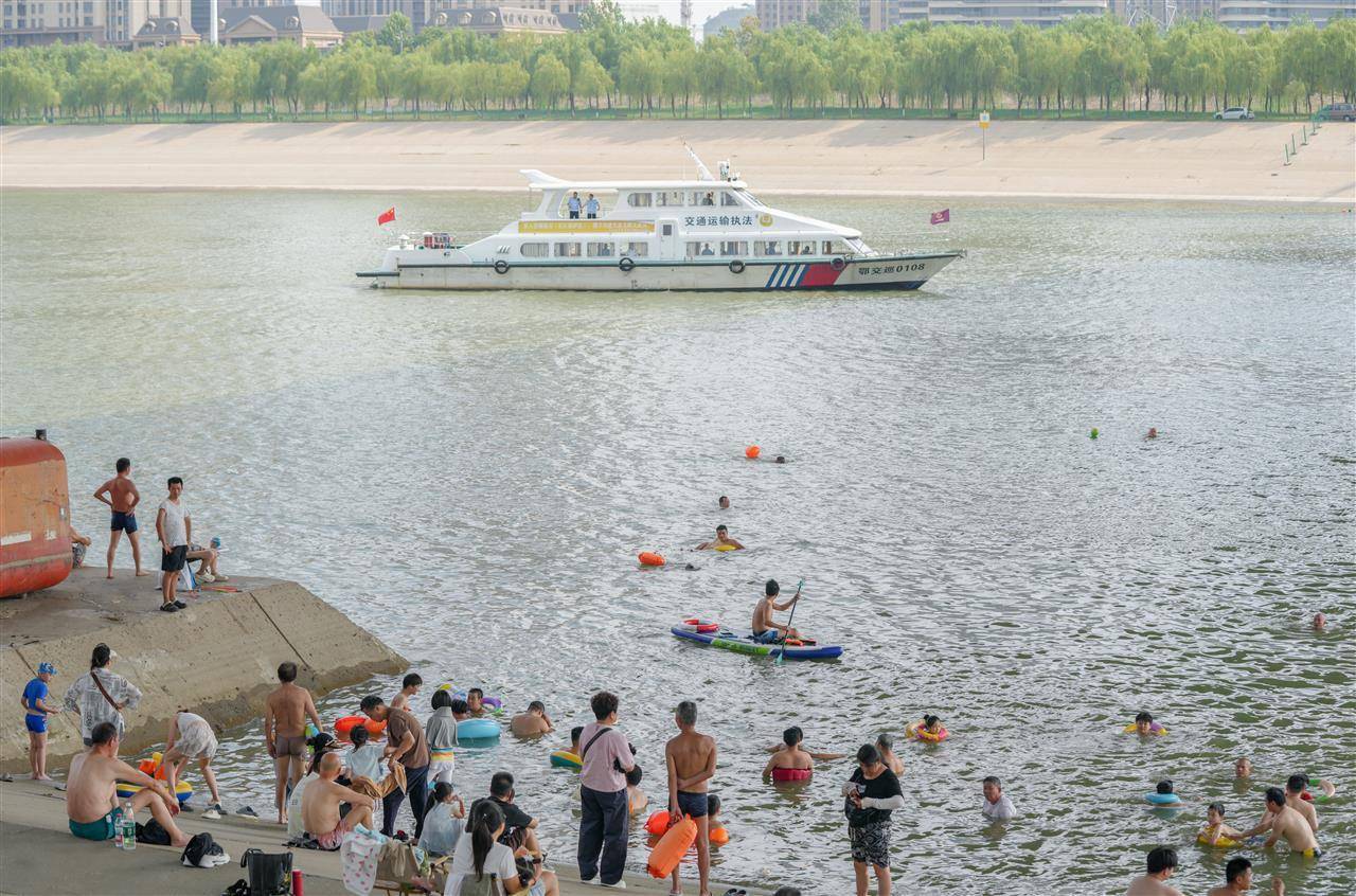 武汉多部门联合行动并提醒市民：远离两江通航水域，莫让消暑变险情