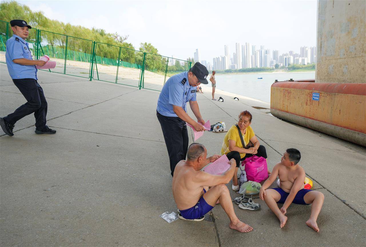 武汉多部门联合行动并提醒市民：远离两江通航水域，莫让消暑变险情