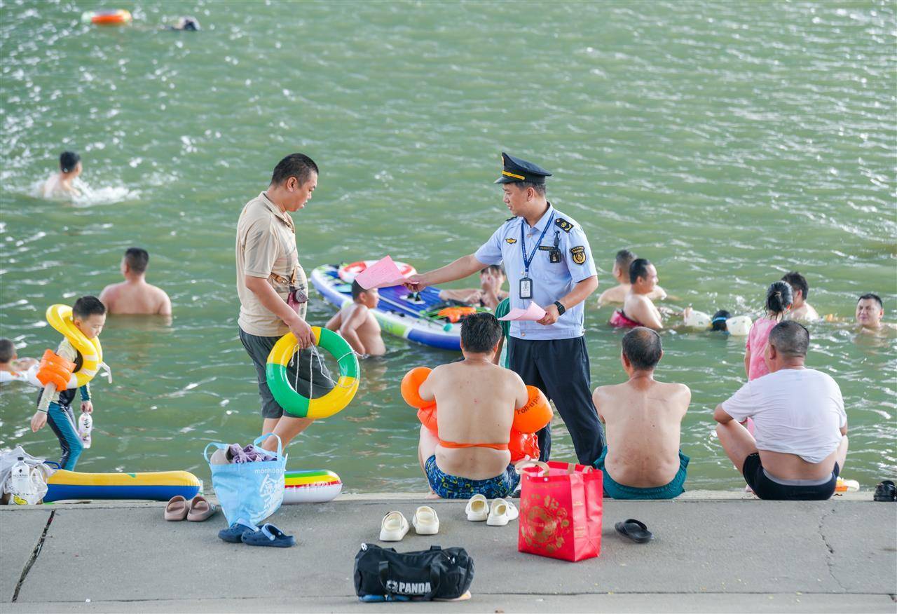 武汉多部门联合行动并提醒市民：远离两江通航水域，莫让消暑变险情
