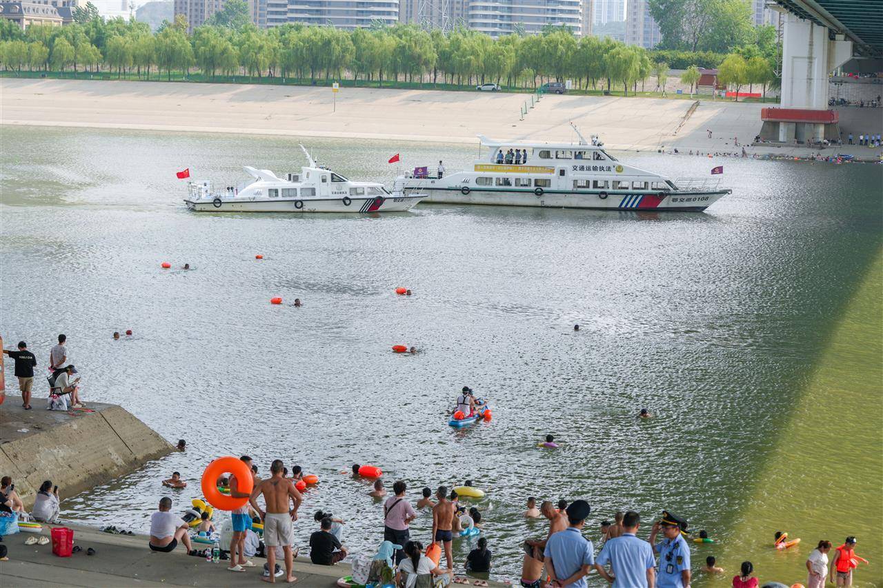 武汉多部门联合行动并提醒市民：远离两江通航水域，莫让消暑变险情