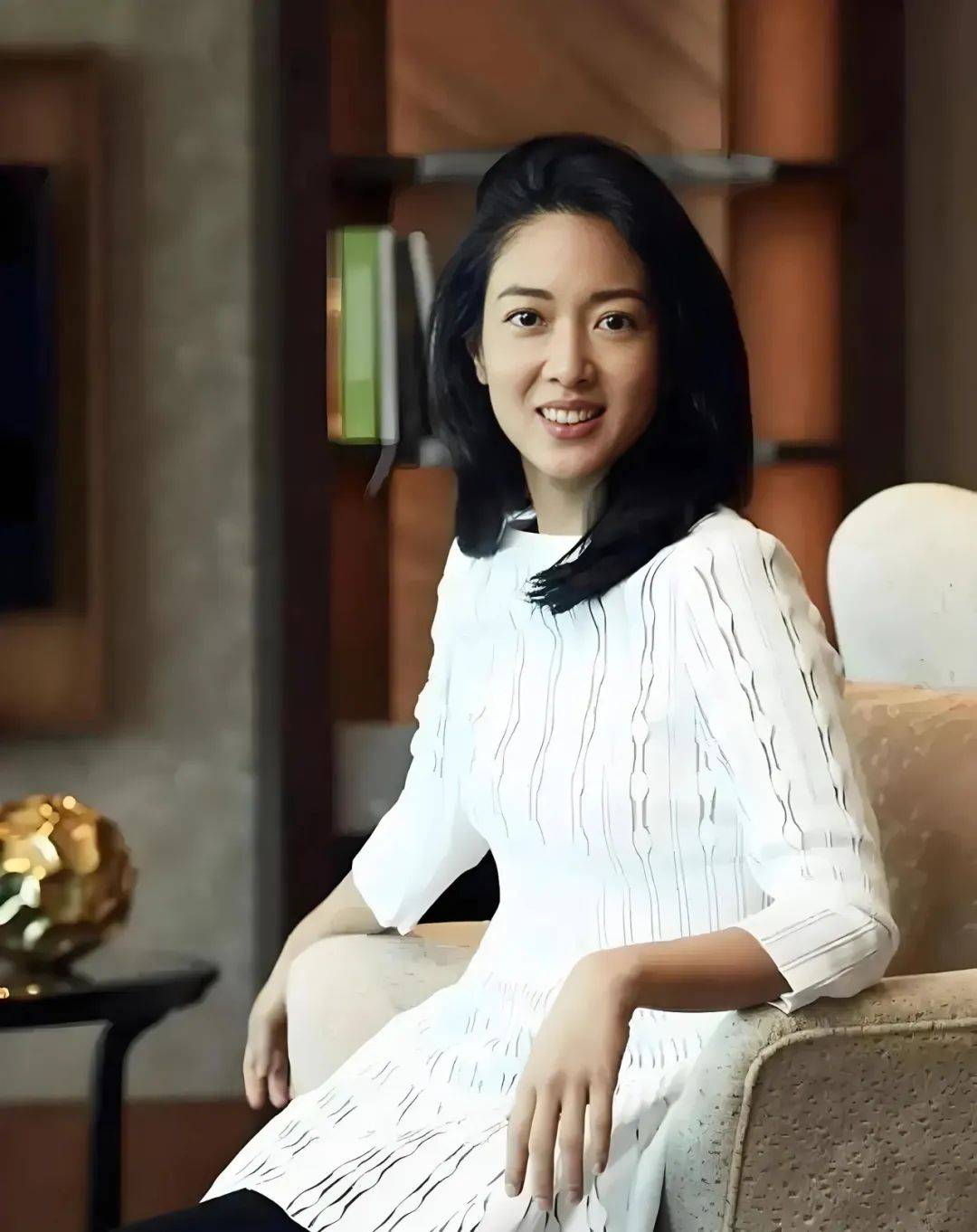 “打败”两个哥哥，48岁首富女儿上位