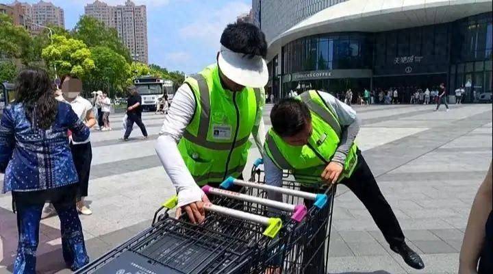 胖东来回应给员工配备空调服：因室外气温较高，专为外勤人员发放