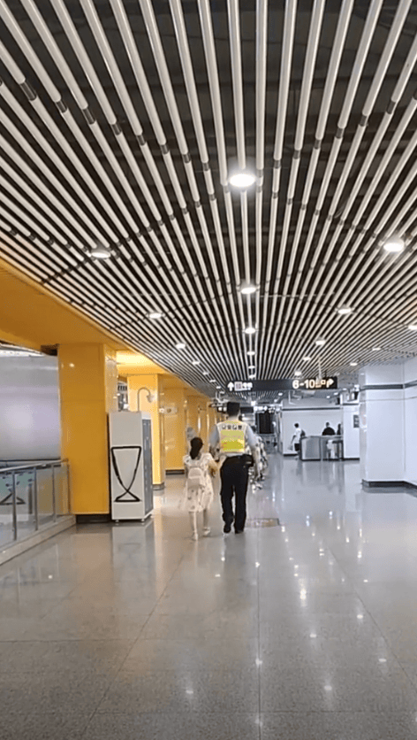 上海地铁站现“最萌身高差”！1.93米退伍军人回应太戳人