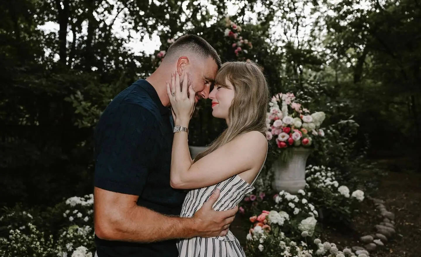 泰勒·斯威夫特官宣与男友订婚:你的英语老师和体育老师订婚