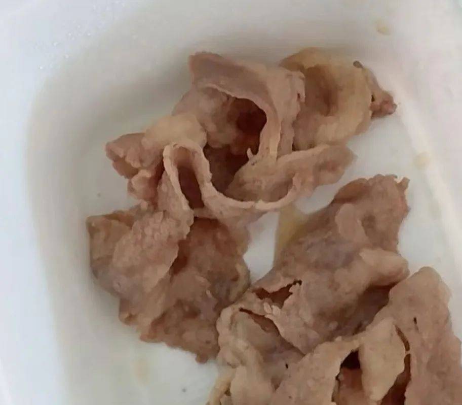 男子外卖1人食牛肉仅2片，合每斤240元，提退款遭拒绝，商家：生牛肉称重符合公司定价