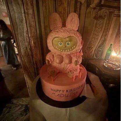 67岁生日麦当娜与鲜肉男友同吃Labubu蛋糕,造型致敬子弹胸罩