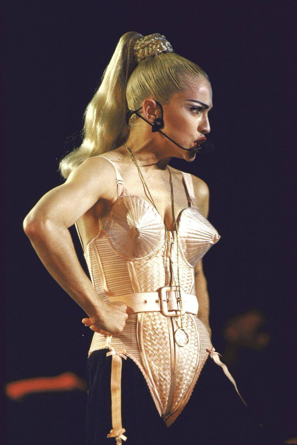 67岁生日麦当娜与鲜肉男友同吃Labubu蛋糕,造型致敬子弹胸罩