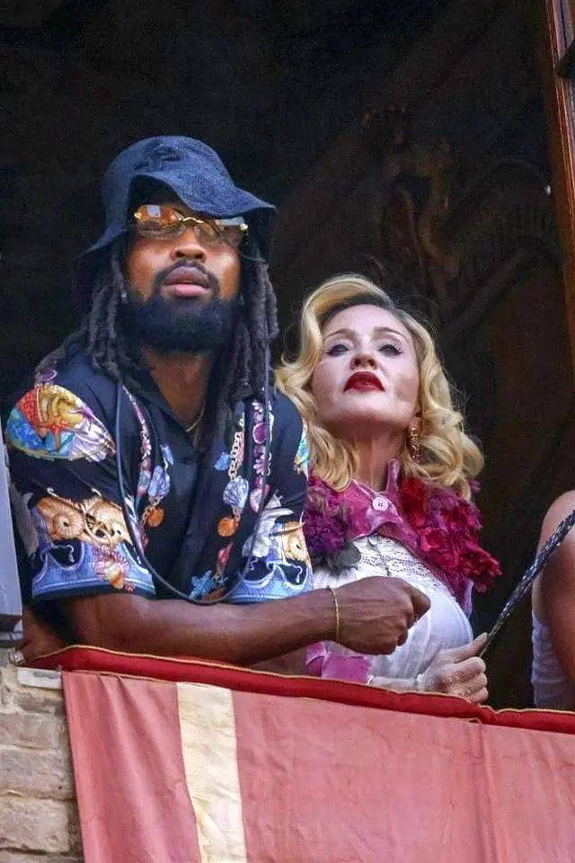 67岁生日麦当娜与鲜肉男友同吃Labubu蛋糕,造型致敬子弹胸罩