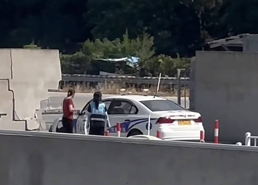 机动车考场内突发惊险一幕：考试车不慎撞上围墙